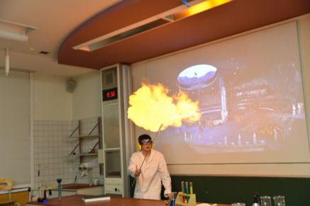 Explosiv ging es in der Chemieshow „Fraunhofer 007“ zu.