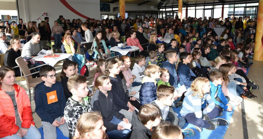 Zahlreiche Viertklässler besuchten zusammen mit ihren Eltern den Tag der offenen Tür am Joseph-von-Fraunhofer-Gymnasium.