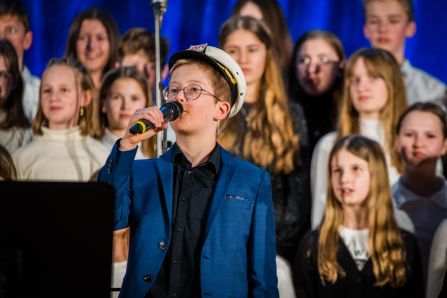 Die Chorklassen nahmen die Zuschauer mit auf eine Reise mit der Deutschen Bahn.