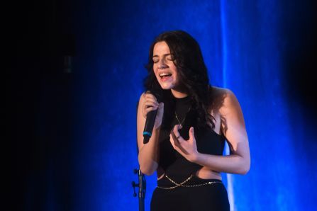 Viel Emotion und Ausdruck: Marie Paulus aus der 12. Klasse des Fraunhofer-Gymnasiums überzeugte mit „Skyfall“ von Adele.