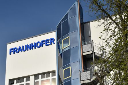 Der neue Schriftzug am Fraunhofer-Gymnasium, ...