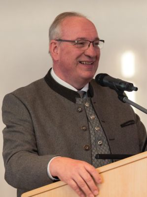 Landrat und Bezirkstagspräsident Franz Löffler bei seiner Begrüßung