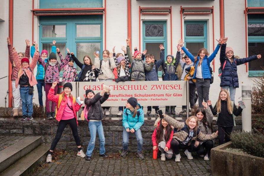 Die Schülerinnen und Schüler der Kunstklasse freuten sich über ihren Besuch in der Glasfachschule in Zwiesel. Dort durften sie den Auszubildenden über die Schulter schauen und bekamen einen guten Einblick in die Ausbildungsmöglichkeiten.