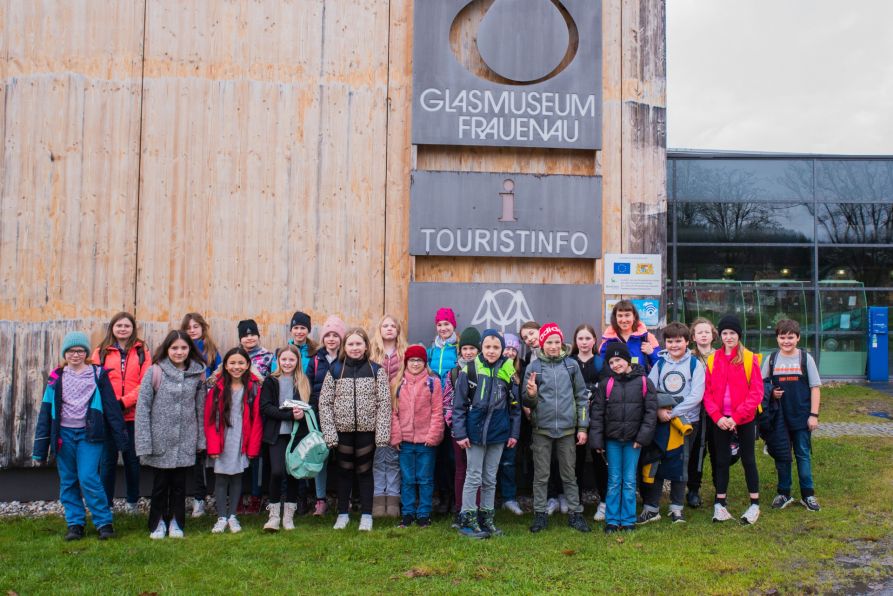 Die Schülerinnen und Schüler der Fraunhofer-Kunstklasse konnten durch die Unterstützung des Landratsamts Cham das Glasmuseum in Frauenau besuchen.