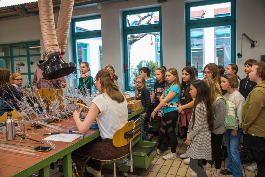 Die Fraunhofer-Schüler waren tief beeindruckt von den Möglichkeiten der Glasherstellung und -veredelung.