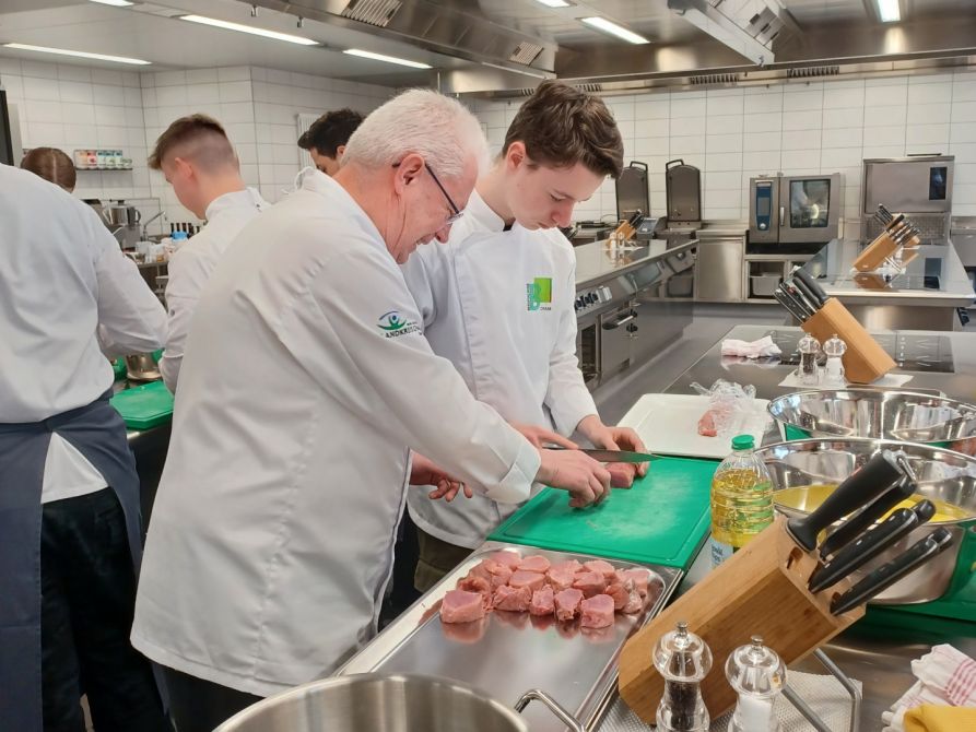 Lernen von den Gastro-Profis: Fleischzubereitung in der Küche