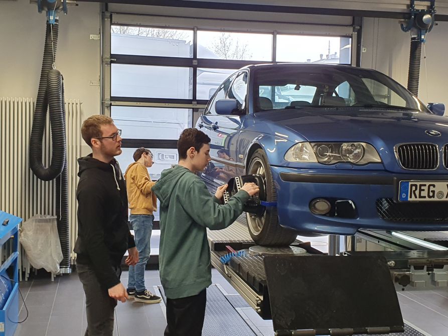 Unter den wachsamen Augen der Berufsschüler durften die Fraunhofer selbst Hand anlegen am Fahrzeug.
