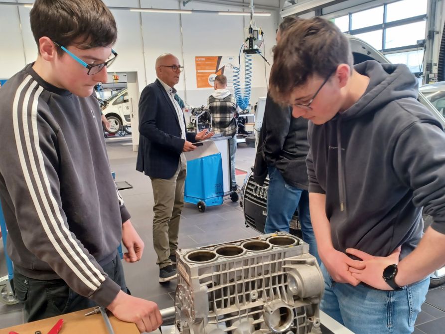Spannend war es in der Kfz-Werkstatt der Mechatroniker.