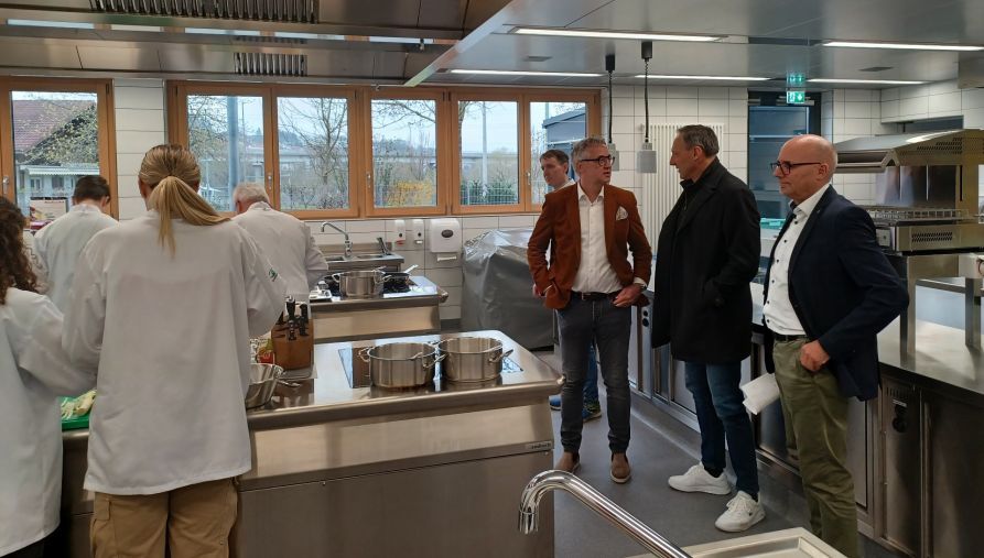 Auch wenn zu viele Köche angeblich den Brei verderben – die  Schulleiter von Berufsschule und Fraunhofer-Gymnasium waren begeistert von der guten Zusammenarbeit.