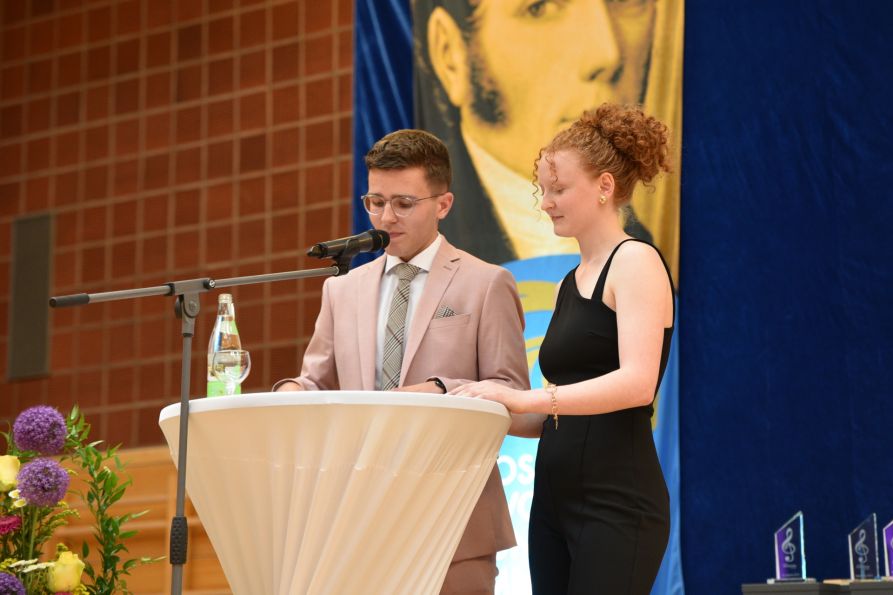 Korbinian Menacher und Sophie Tröster bei ihrer Rede