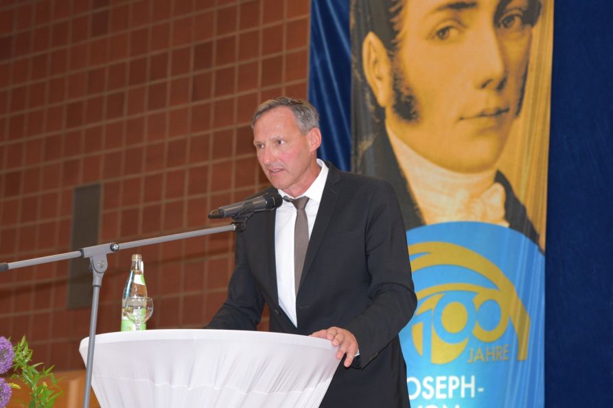 Der Schulleiter Uwe Mißlinger bei seiner Rede während der Feierlichkeiten