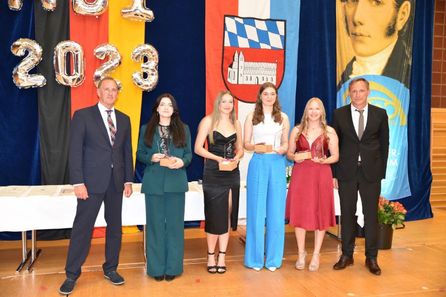 Die Sängerinnen freuten sich sehr über den wunderschönen Fraunhofer-Musikpreis aus Glas.