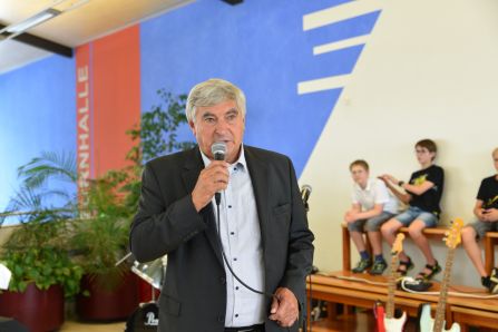 Karl Holmeier stellte dar, wie wichtig politischer Diskurs sei und bat darum, das Zwischenmenschliche dabei nicht zu vergessen.