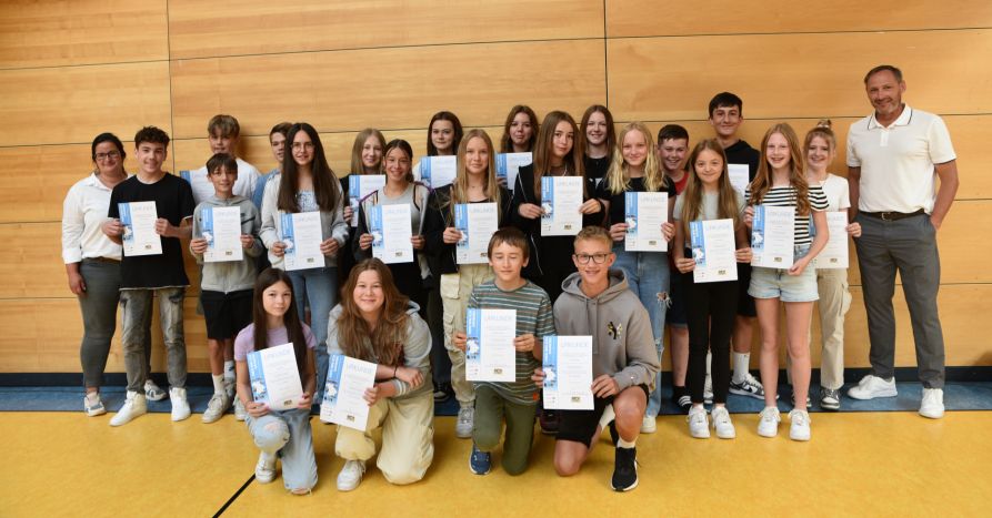 Die Klasse 7e erreichte beim Schülerlandeswettbewerb "Erinnerungszeichen" des Kultusministeriums den 1. Platz