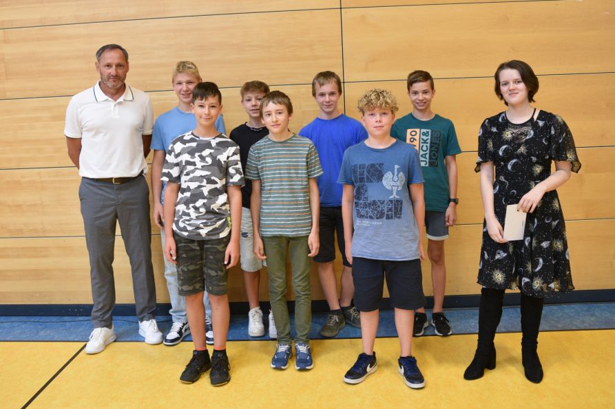 Geehrt wurden die erfolgreichen Teilnehmer des Erfinderclubs, das beste Team der Schule beim Bolyai-Mathematik-Wettbewerb und Alessa Leitermann, die beim Bundeswettbewerb Fremdsprachen im Fach Englisch einen 2. Preis erzielte.