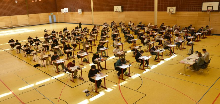 Für 86 Schülerinnen und Schüler des Fraunhofer-Gymnasiums begannen am Mittwoch die Abiturprüfungen im Fach Deutsch.