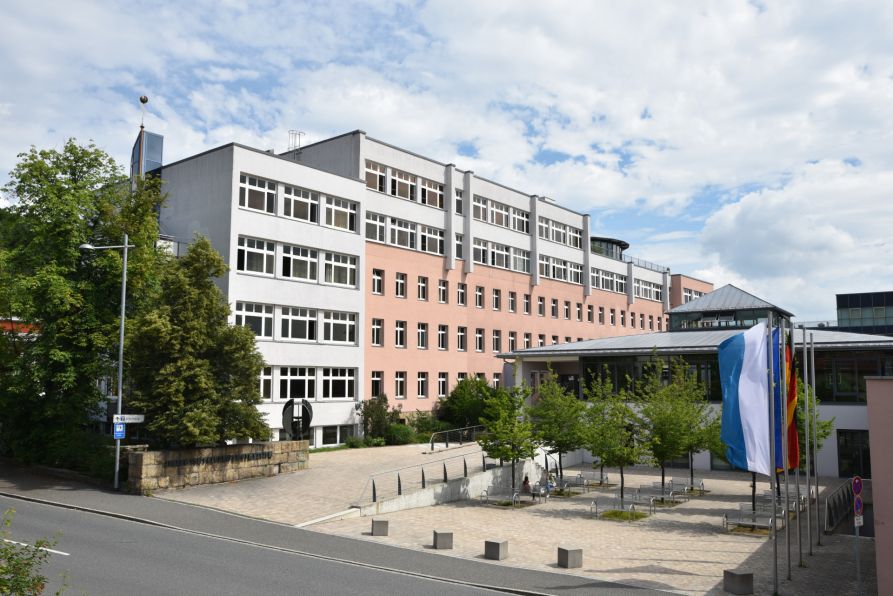Das Joseph-von-Fraunhofer-Gymnasium kann 2023 auf eine 100-jährige Geschichte zurückblicken.