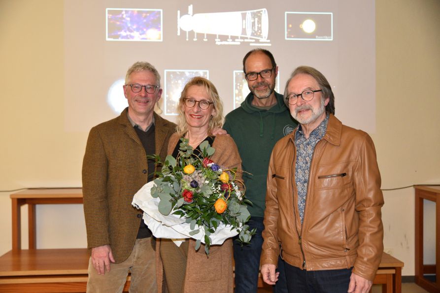 Prof. Burkert mit seiner Gattin, Roland Kastner, Leiter der Sternwarte am JvFG, und Christian Nowotny vom Fraunhofer-Förderverein.
