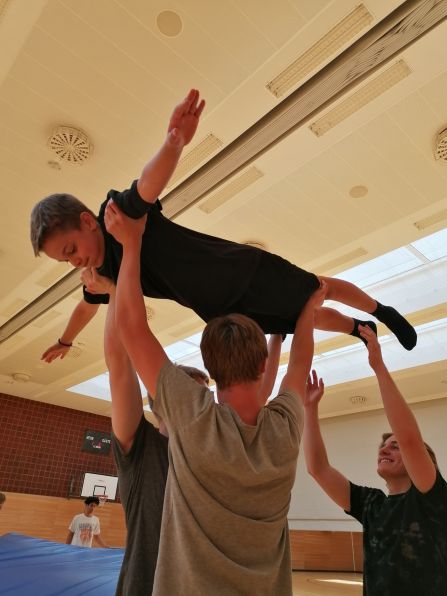 Auch ein „Flieger“ wird von den Schülern eingeübt.