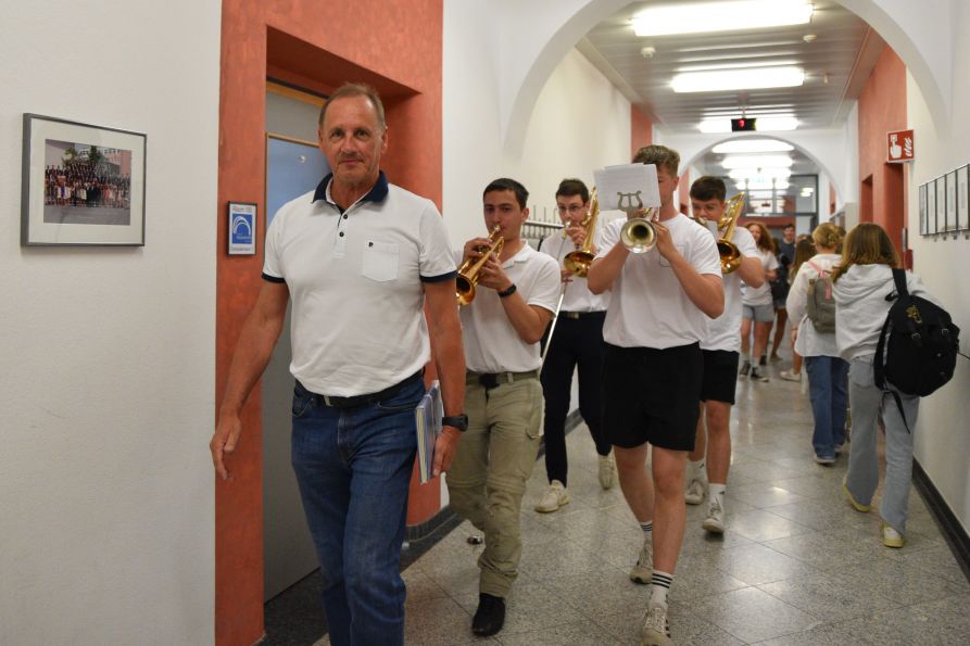 Oberstufenkoordinator Gerhard Urban wurde den gesamten Vormittag von der Blaskapelle durchs Schulhaus begleitet.