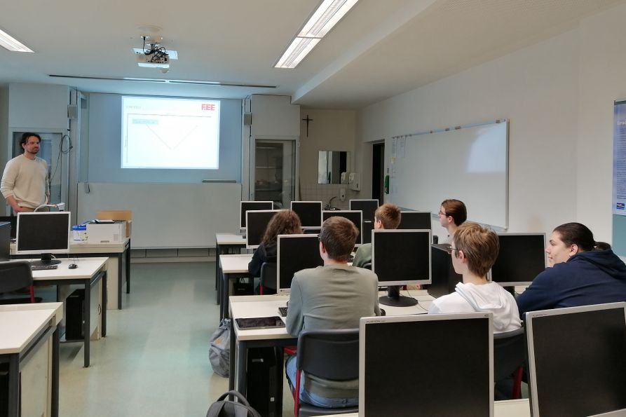 Jürgen Prasch bei seinem Vortrag im Informatik-Kurs der Q11