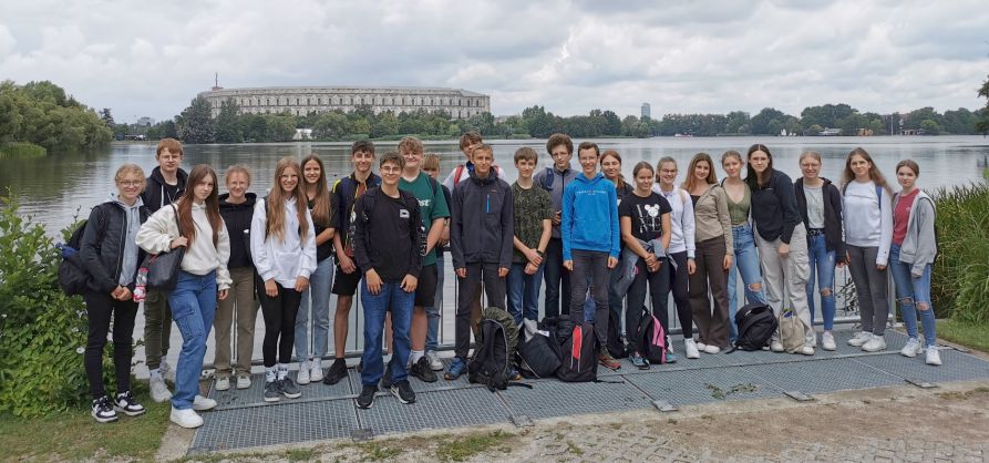 Schülerinnen und Schüler der 9. Klasse des Fraunhofer-Gymnasiums bei der begleiteten Tour über das Gelände.
