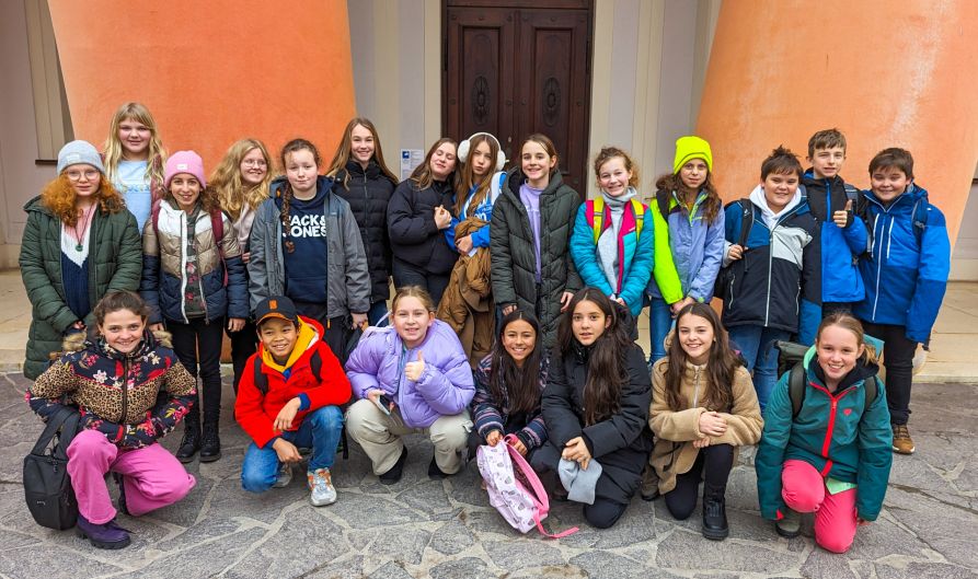 Die Schülerinnen und Schüler der Kunstklasse 6 in Regensburg