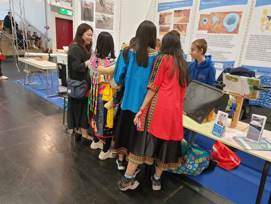 Aus nah und fern kamen die Besucher auf der Erfindermesse iENA in Nürnberg. Eine Besuchergruppe aus Malaysia interessierte sich sehr für die Erfindungen der jungen Fraunhofer-Schüler. 