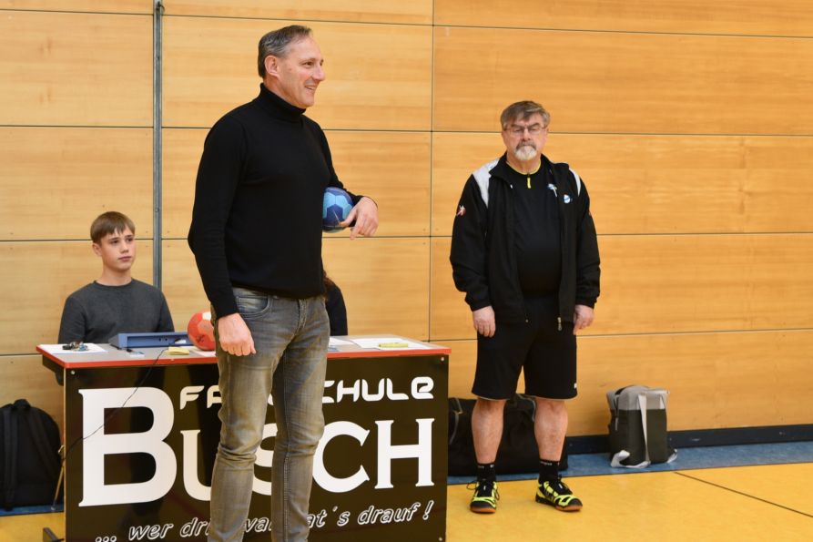 Schulleiter Uwe Mißlinger bei der Begrüßung der Handball-Teams