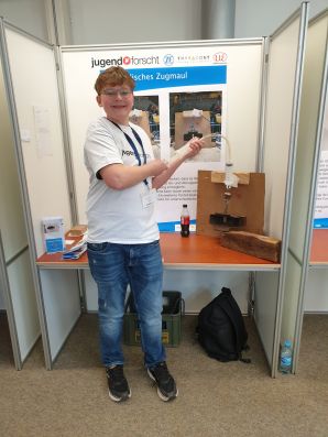 Louis Schmid demonstriert sein „Hydraulisches Zugmaul“