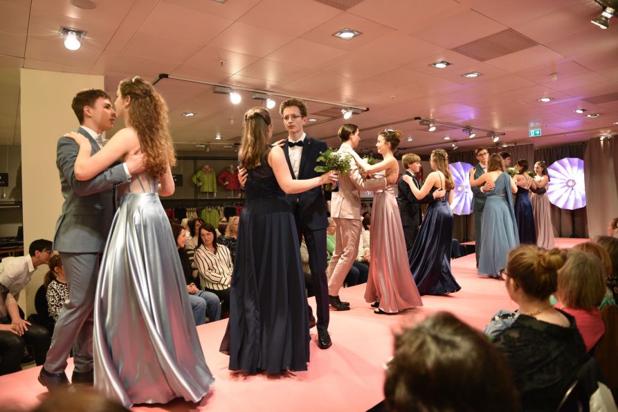 Die Tänzerinnen und Tänzer des Fraunhofer-Gymnasiums auf dem "Catwalk" des Modehauses Frey