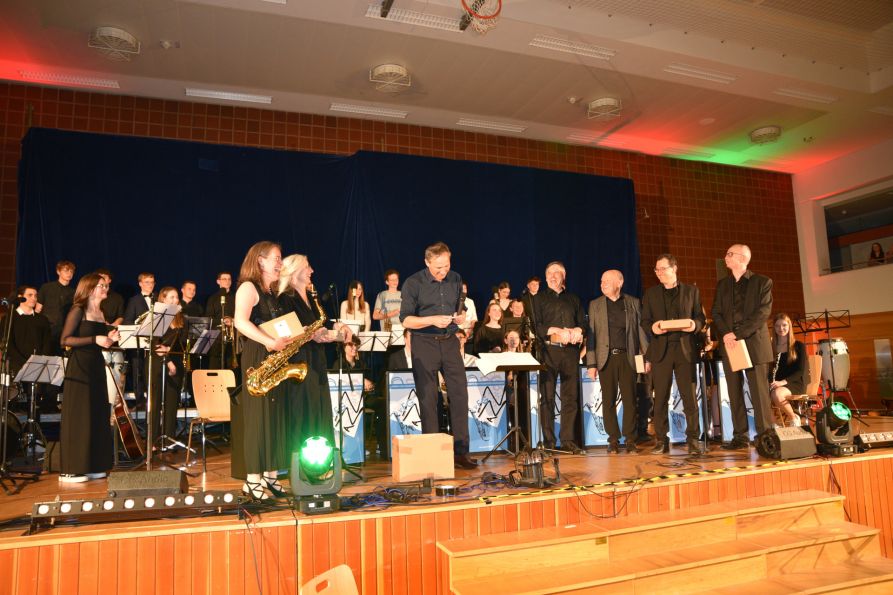 Schulleiter Uwe Mißlinger dankte den Lehrkräften und allen beteiligten Musikern für den beeindruckenden Konzertabend.