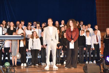 Sarina Stoyan und Niko Schröpfer führten charmant durch den Abend.