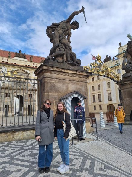 Laura und Eliška vor der Prager Burg