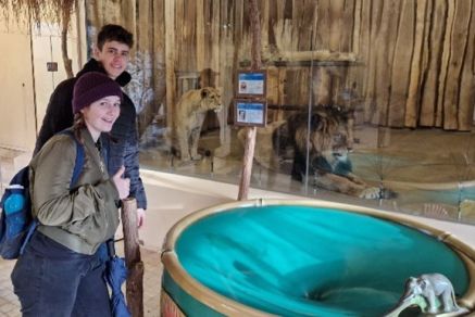 Juli und ihr Gastbruder Adam im Pilsener Zoo