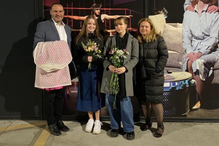 Laura mit ihrer Gastfamilie vor dem Besuch eines Theaterstücks