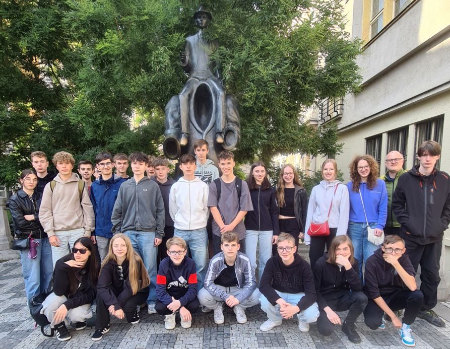 Die Reisegruppe vor dem Kafka-Denkmal