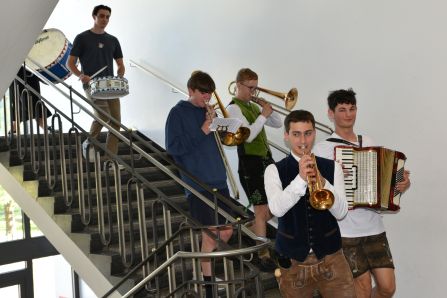 Die bayerisch-mexikanische Mariachi-Band zog den ganzen Vormittag durchs Schulhaus und begleitete die Stundenwechsel.