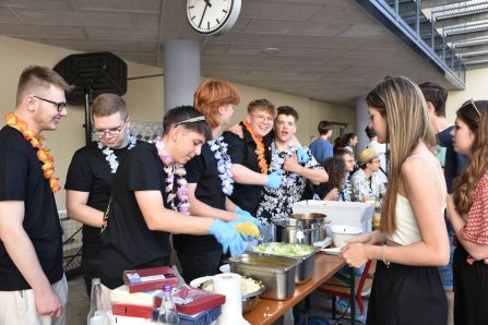 Für das leibliche Wohl war auch gesorgt: Die Abiturienten hatten für ihre Fiesta mexikanische Tacos vorbereitet.