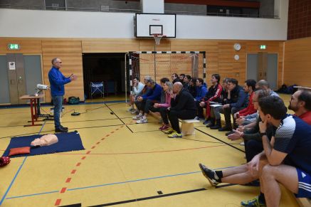 Dr. Etti brachte den Teilnehmern der Fortbildung das Konzept "Schüler retten Leben" vor ...