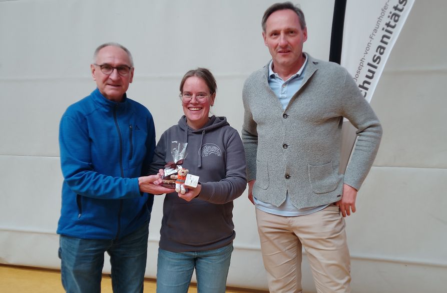 Dr. Etti zusammen mit StDin Susanne Melichar und Schulleiter Uwe Mißlinger