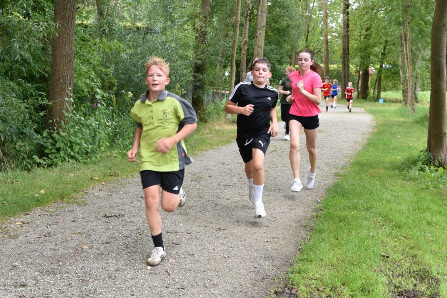 Runde um Runde drehten die Schüler beim Spendenlauf für das Kinderhilfswerk.