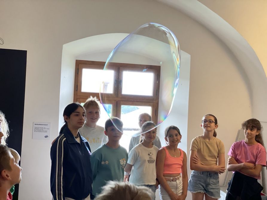 Die fünften Klassen durften im Xperium selbst Versuche durchführen!