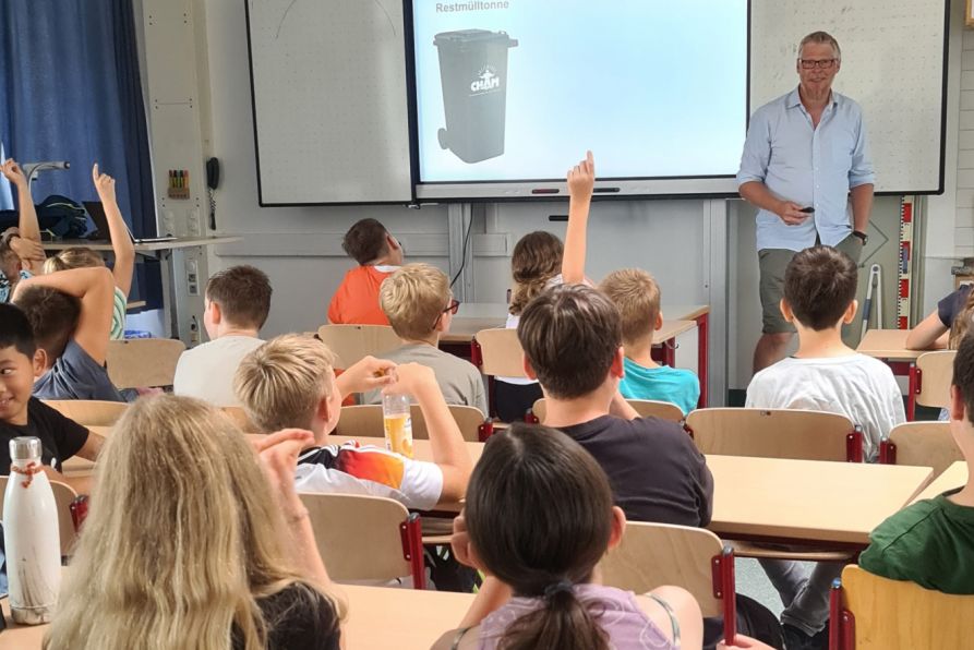 Markus Pollack von den Kreiswerken brachte den Schülern die Abfallwirtschaft im Landkreis Cham näher.