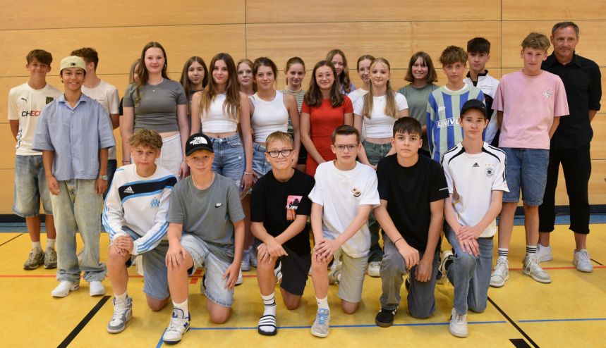 Sowohl das Jungenteam des JvFG als auch das Mädchenteam belegten beim Leichtathletikvergleichskampf der Chamer Schulen den 1. Platz.