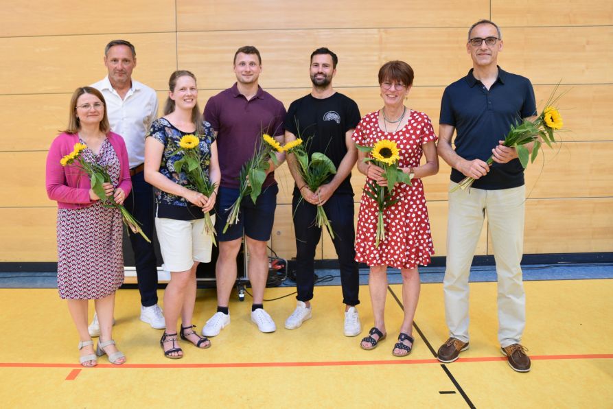 Olga Sutter, Esther Bauer, Andreas Frank, Michael Holz, Margot Alt und Stefan Alt wurden vom Schulleiter des Fraunhofer-Gymnasiums, Uwe Mißlinger, verabschiedet.