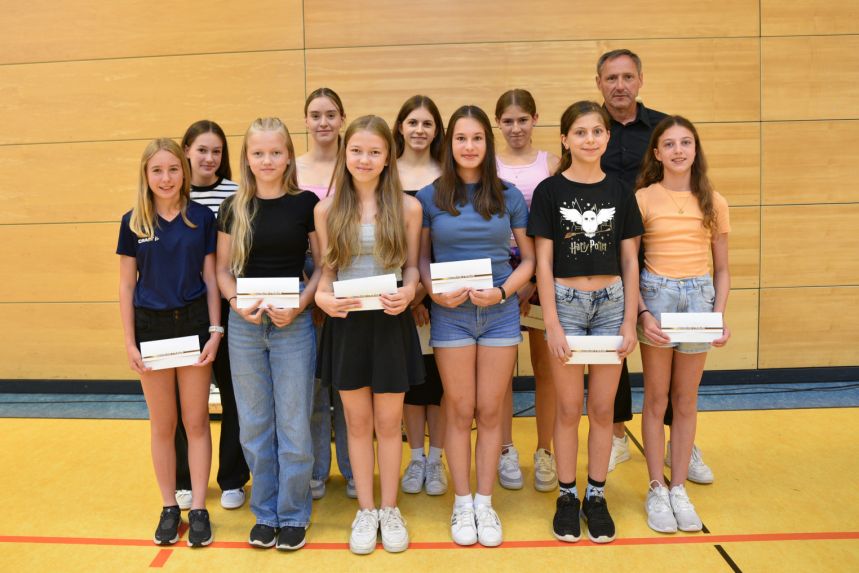 Sie erreichten außerhalb der Schule besondere Leistungen im sportlichen Bereich: Emma Kolbeck und Victoria Riedl sind erfolgreiche Skilangläuferinnen. Julia Schwarzfischer, Ramona Schwarzfischer, Ina Früchtl, Miriam Muhr, Nina Weber, Lena Simmel und Anna-Teresa Weber erzielten Medaillenplätze bei den Bayerischen Meisterschaften im Rock'n'Roll. Julia Schwarzfischer und Ramona Schwarzfischer wurden für ihre Erfolge im Schach geehrt und Angelina Meierhofer wurde Bayerische Meisterin im Inline-Slalom.