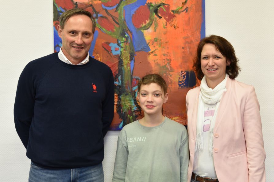 Schulleiter Uwe Mißlinger freut sich zusammen mit Deutsch-Kollegin Marion Luy über den Erfolg des Fraunhofer-Schülers.