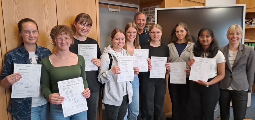 Herzlichen Glückwunsch an die acht Schülerinnen, die ihr DELF-Zertifikat erhalten haben!
