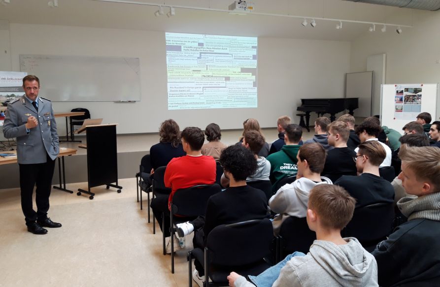 Zahlreiche Informationen und Eindrücke gab es für die Fraunhofer-Schüler beim Informationstag bei der Bundeswehr.